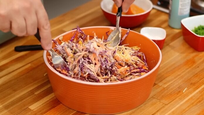 misturando o iogurte nos outros ingredientes
