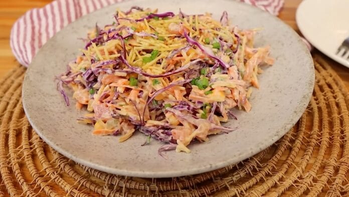 salada finalizada no prato