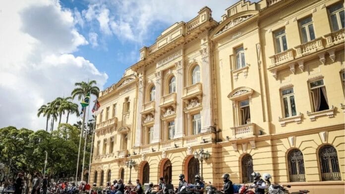 Fachada do Palácio do Campo das Princesas, sede do governo de Pernambuco no Recife, ilustrando a apuração para o cargo de governador nas Eleições 2026