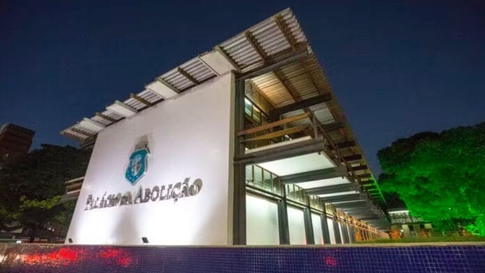 Fachada do Palácio da Abolição, sede do governo do Estado do Ceará em Fortaleza, ilustrando a apuração para governador nas Eleições 2026