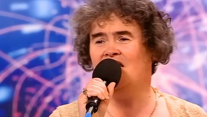 Susan Boyle surge com novo visual e cabelos bem diferentes, 17 anos após cantar e surpreender jurados em reality show