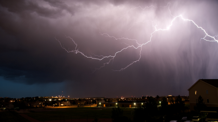 Previsão do tempo hoje em SC: chuva persiste em dia com alerta para tempestades e temperaturas baixas