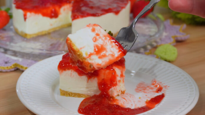 fatia com calda e morango da cheesecake