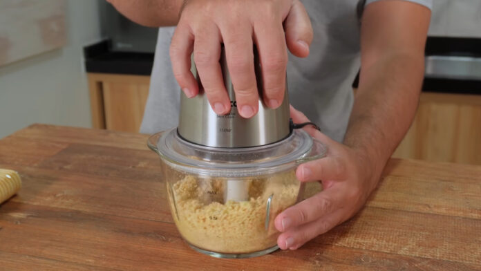 batendo os ingredientes da base da cheesecake