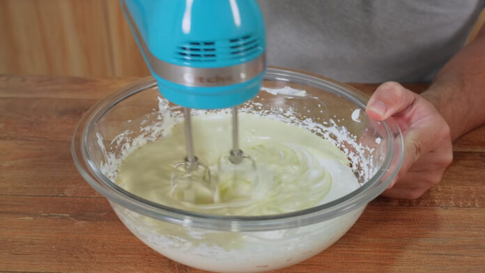batendo os ingredientes do creme