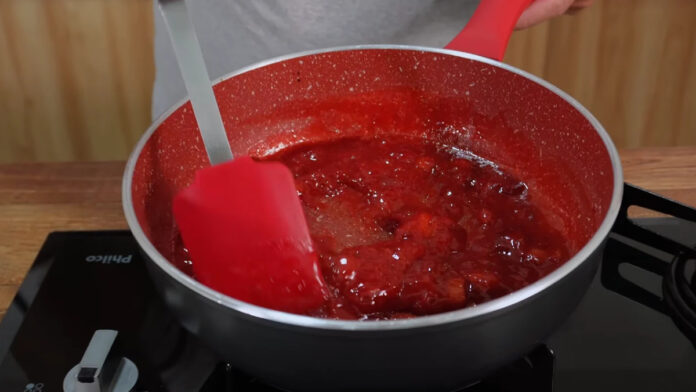 fazendo a calda da cheesecake