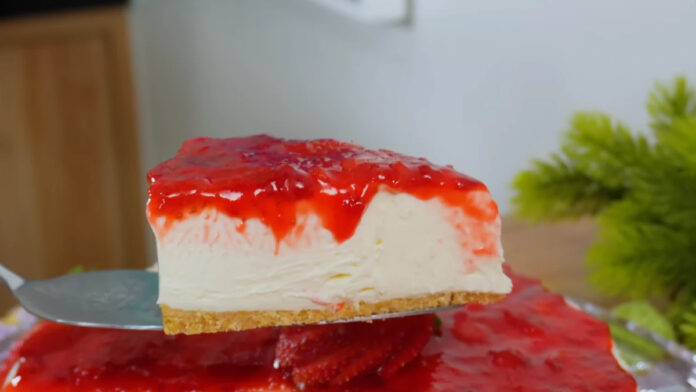 Cheesecake de morango deliciosa tem base de biscoito e você pode trocar o cream cheese por iogurte grego