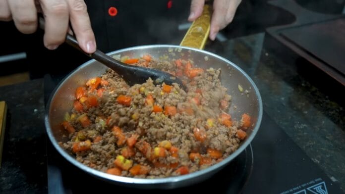 preparando o recheio de carne moída da torta