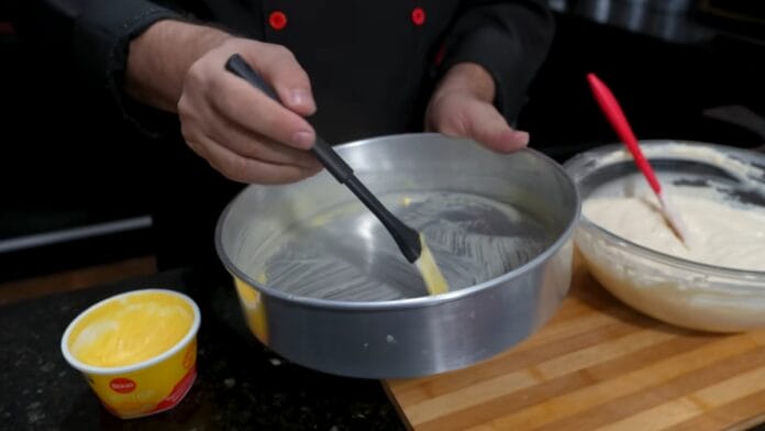 untando a forma da torta