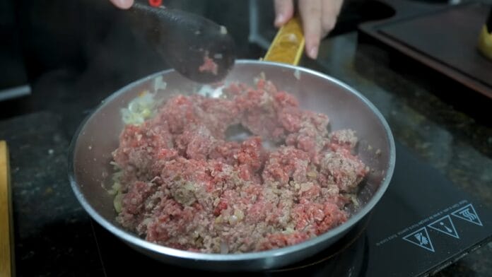 cozinhando a carne moída para o recheio