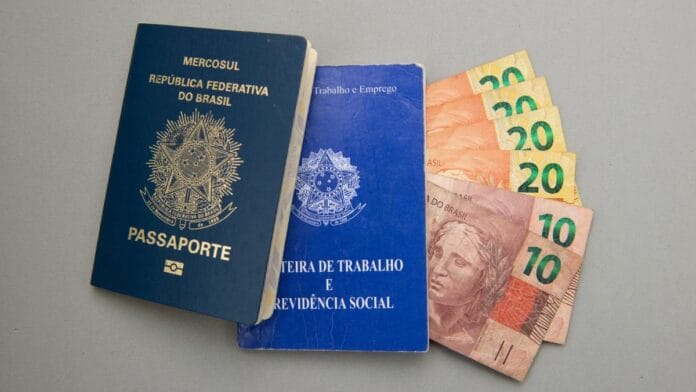 Trabalhadora leva tapa no rosto ao cobrar rescisão em loja de artigos militares e empresa é condenada a pagar R$ 30 mil