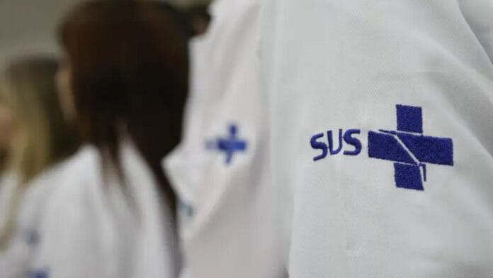 Congresso promulga nova lei que reduz idade de aposentadoria para categoria de trabalhadores na saúde