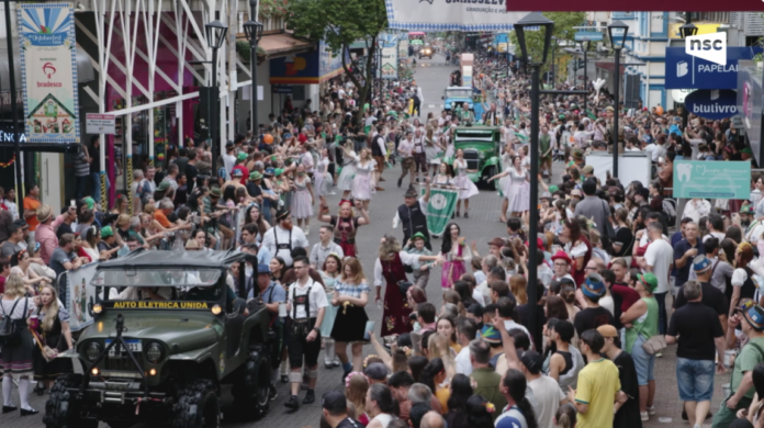 Confira como foram os desfiles da Oktoberfest Blumenau 2026