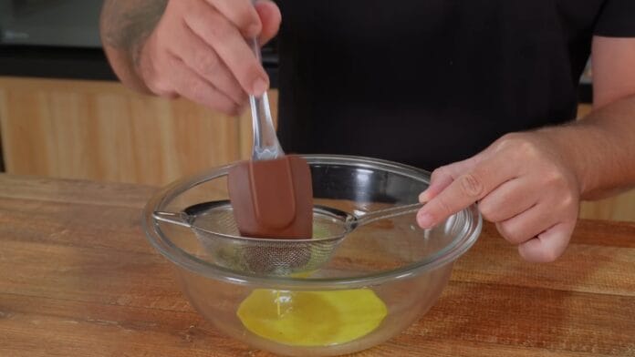 preparando o maracujá para a receita