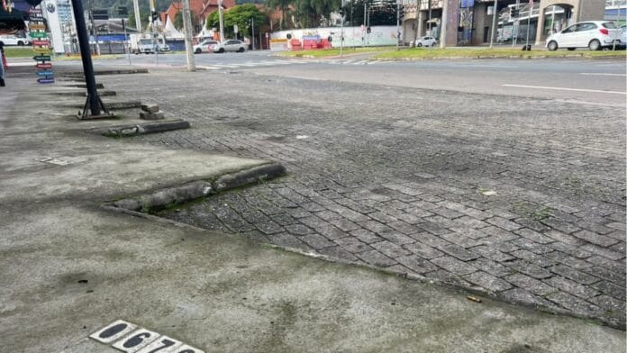 Blumenau proíbe uso de vagas de Área Azul em rua da Oktoberfest