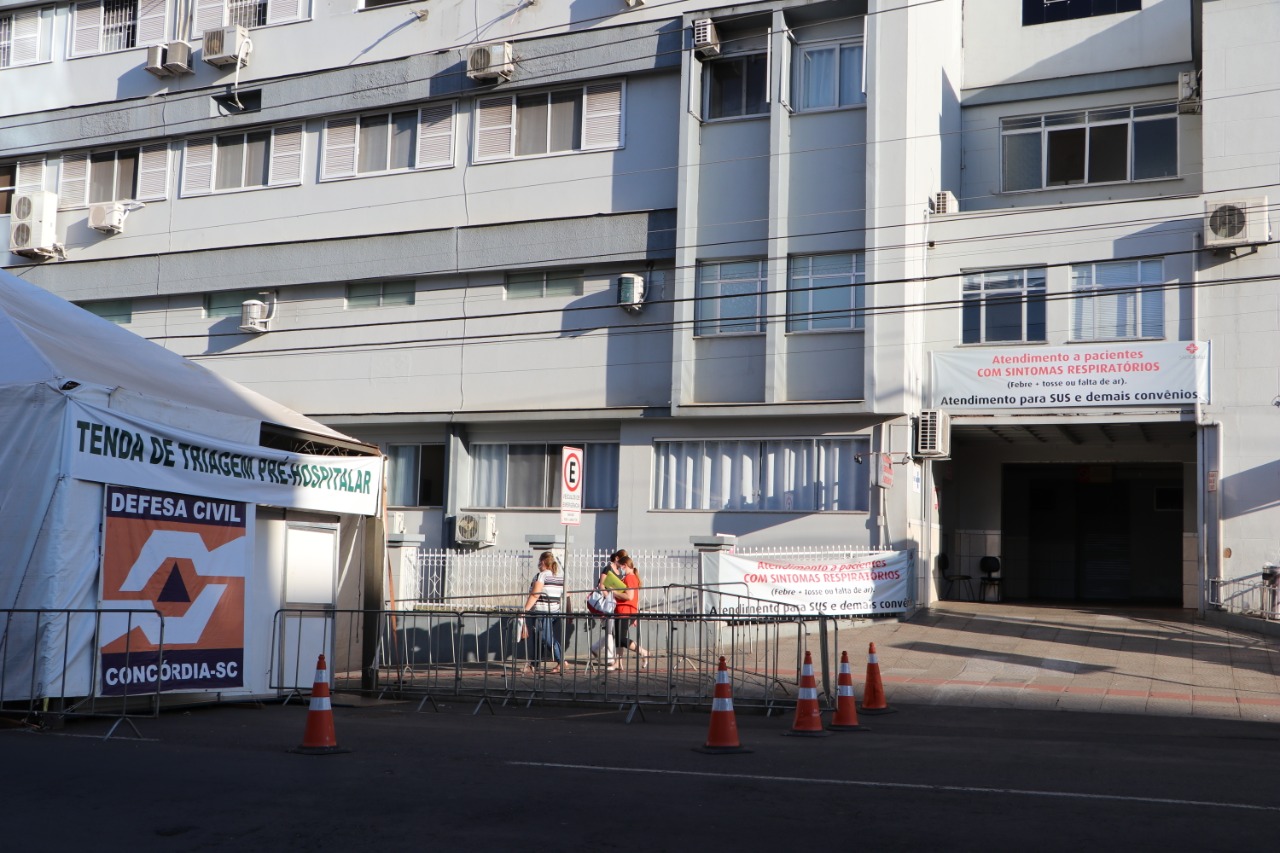 Tenda de triagem montada pela prefeitura de Concórdia em frente ao Hospital São Francisco, referência do SUS na região para pacientes com covid-19 Tenda de triagem montada pela prefeitura de Concórdia em frente ao Hospital São Francisco, referência do SUS na região para pacientes com covid-19