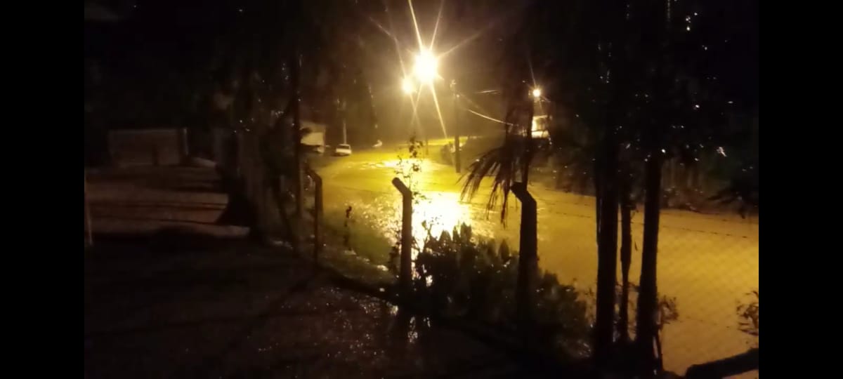 Ruas e residências estão alagadas em Brusque
