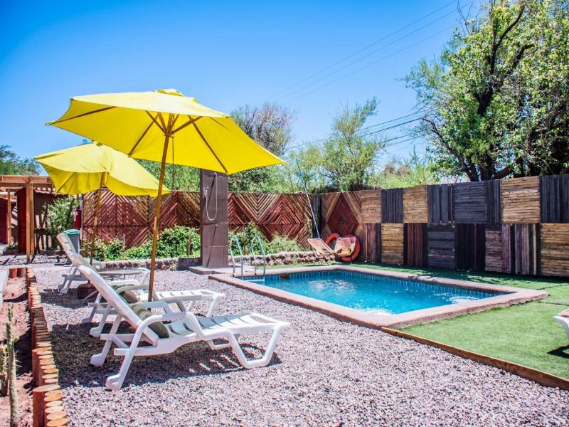 Estadia Domos Los Abuelos, no Chile, com piscina, área para relaxar em volta e vegetação ao redor