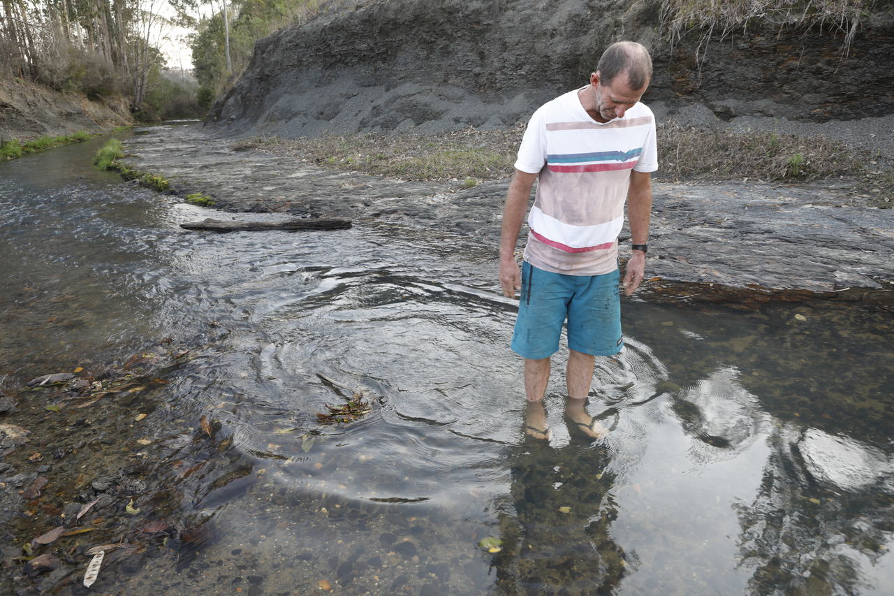 Genésio mostra orgulhoso a transparência da água em Rio do Campo Genésio mostra orgulhoso a transparência da água em Rio do Campo