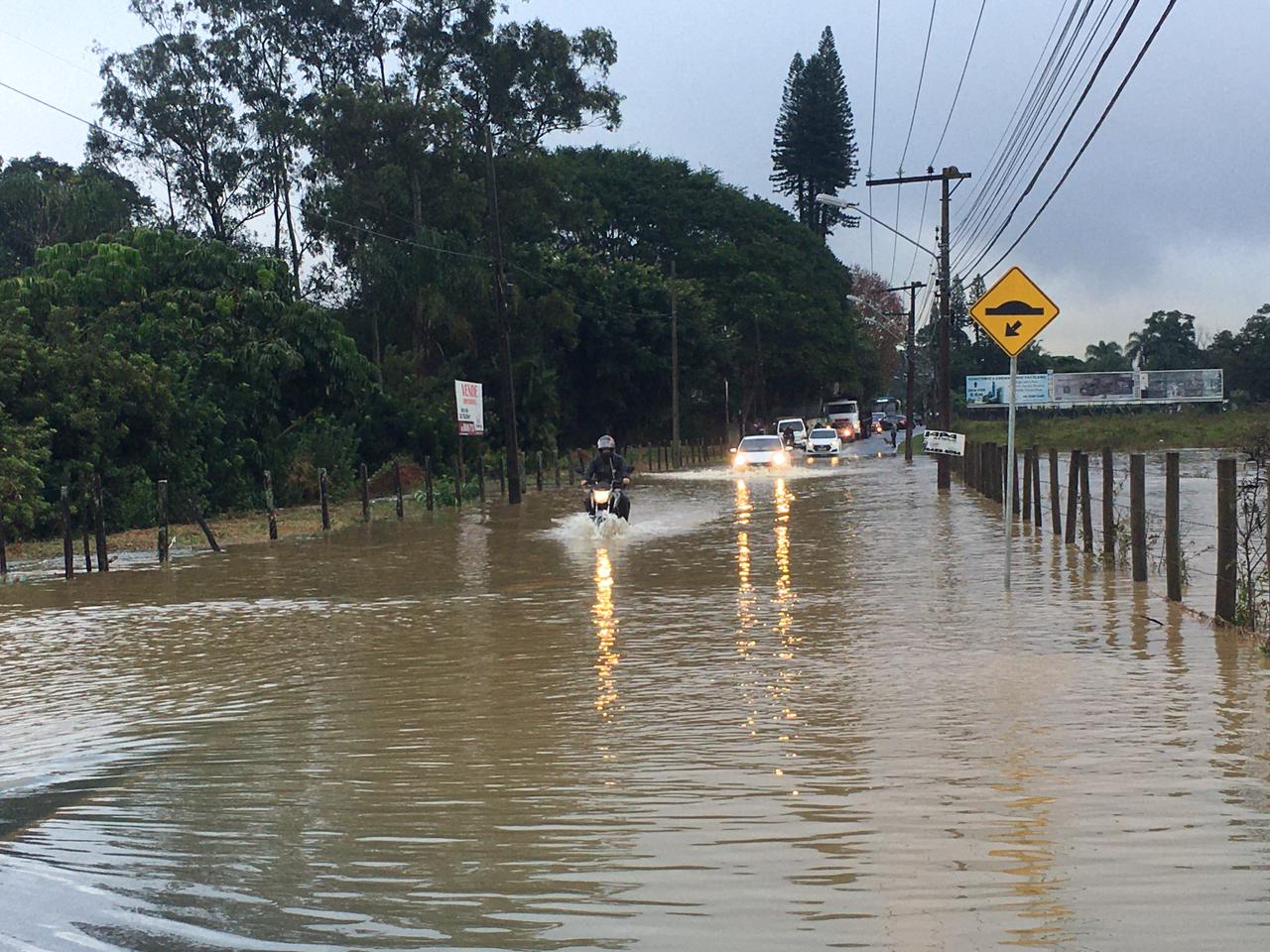 São José registrou pontos de alagamento em pontos da cidade