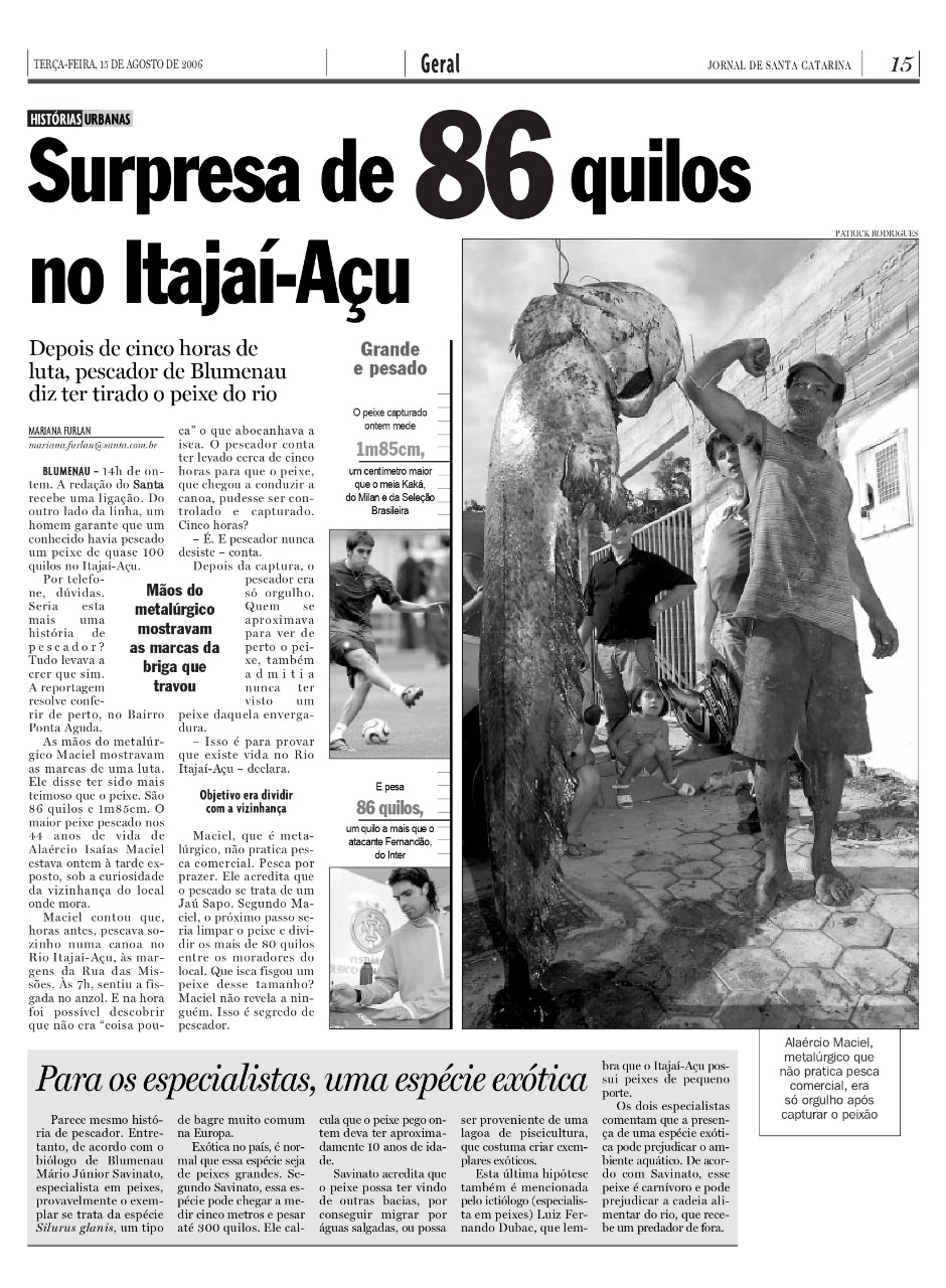 Registro do Santa em 2006 quando pescador fisgou uma espécie de bagre no Itajaí-Açu com 1,85 metro e 86 quilos 