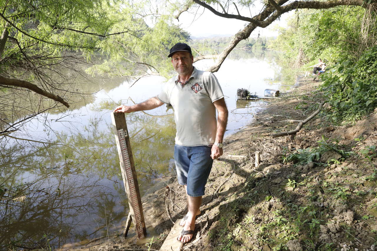 José tem o rio no quintal de casa e é um dos 40 observadores hidrológicos José tem o rio no quintal de casa e é um dos 40 observadores hidrológicos