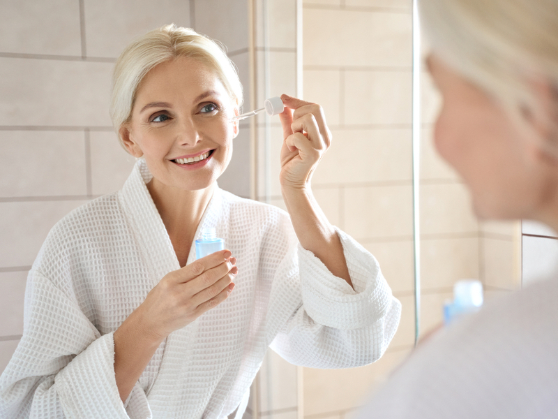 Investir em produtos adequados ajuda a tratar a pele com mais eficácia Mulher cuidando da pele