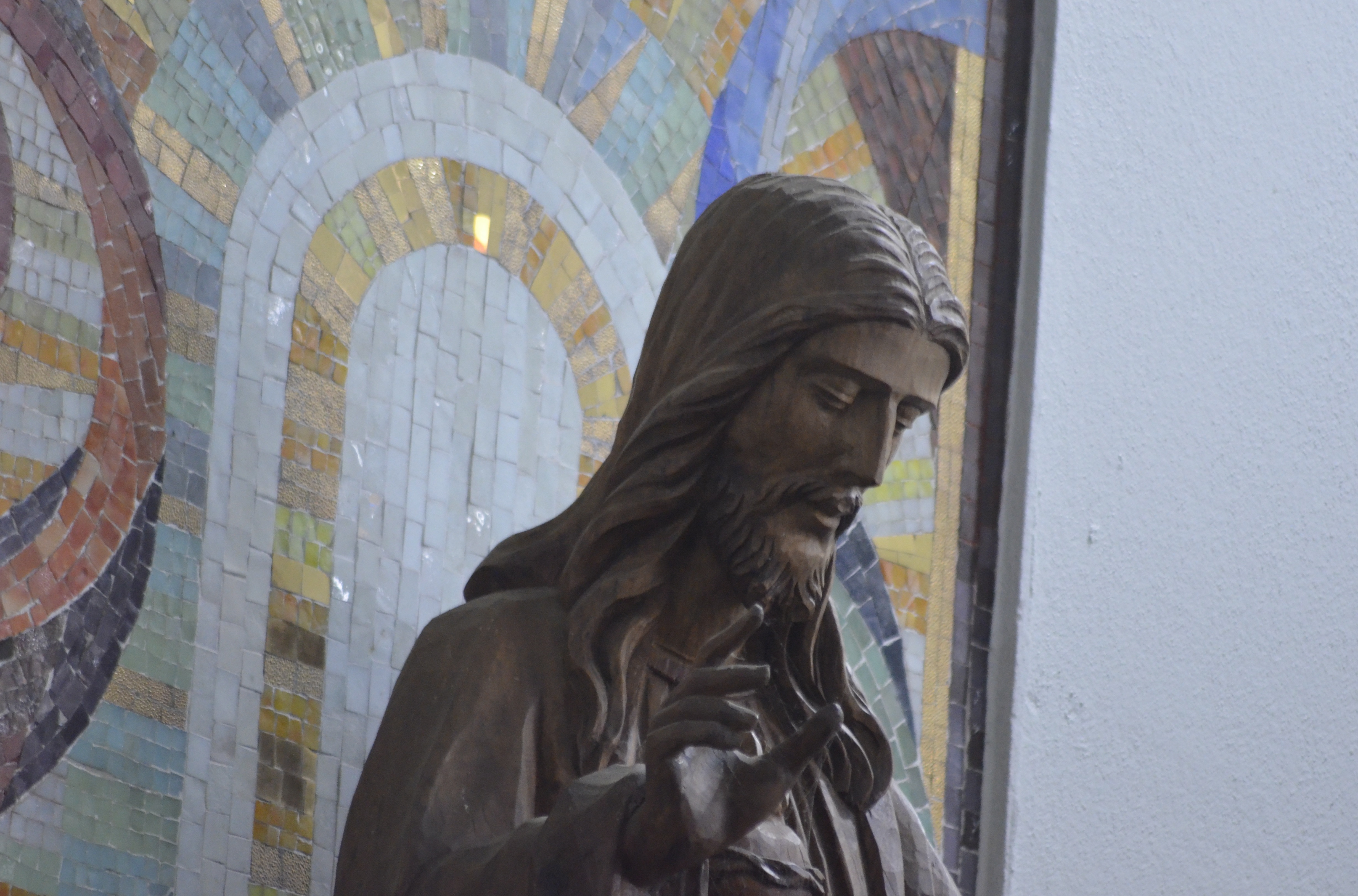 Detalhes da igreja encantam visitantes e devotos