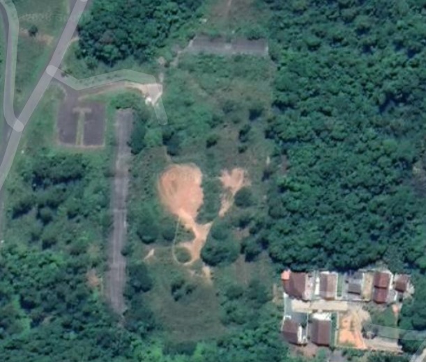Image de satélite mostra a arquibancada principal à esquerda e, pouco acima, uma outra arquibancada onde seria o ginásio poliesportivo. Image de satélite mostra a arquibancada principal e, ao fundo, uma outra arquibancada onde seria o ginásio poliesportivo.