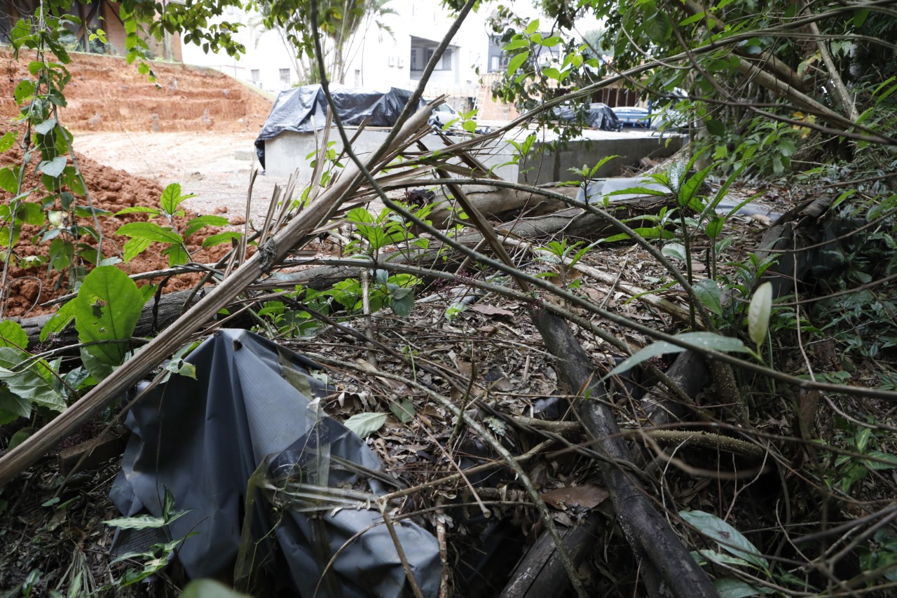 Obra está enrolada numa lona aos fundos da futura Praça das Rosas
