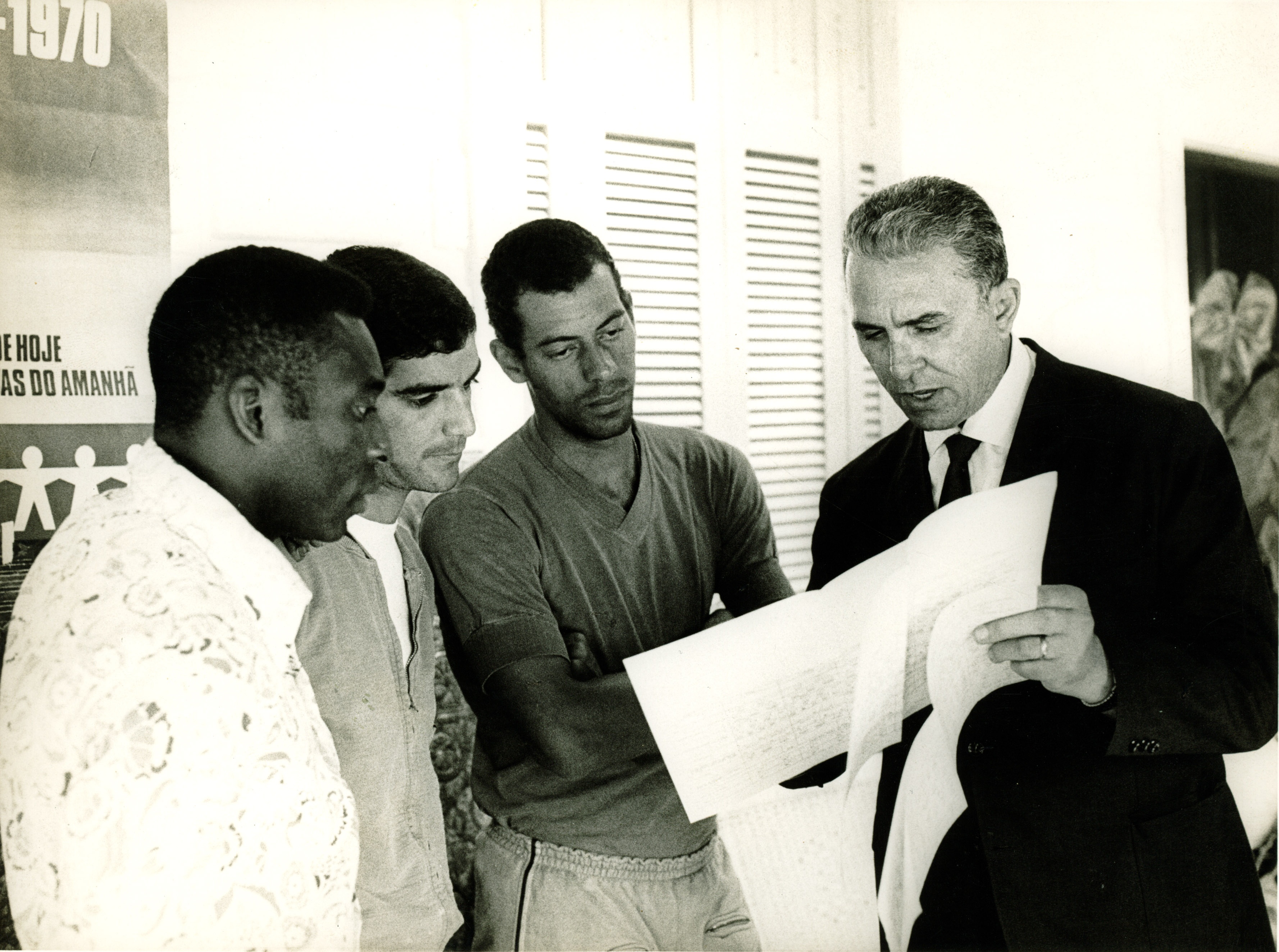 Pelé, Rildo e Carlos Alberto, da esquerda para a direita, respondem ao Censo 1970