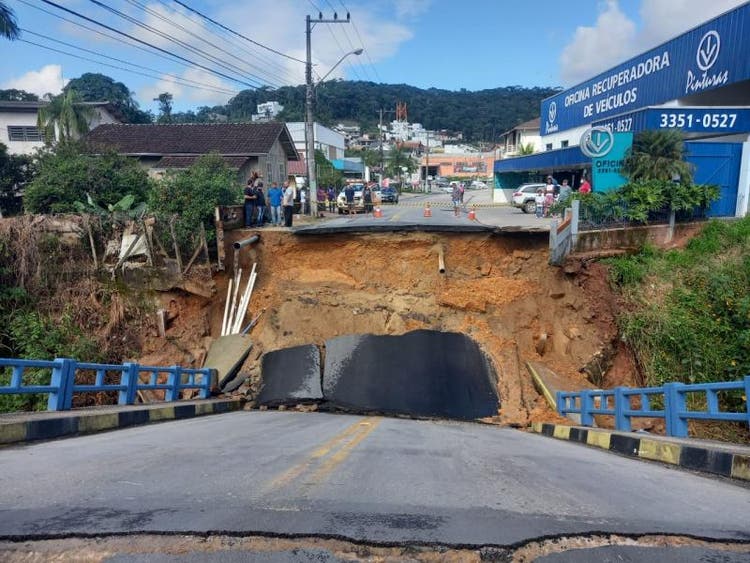 Ponte desaba em Brusque