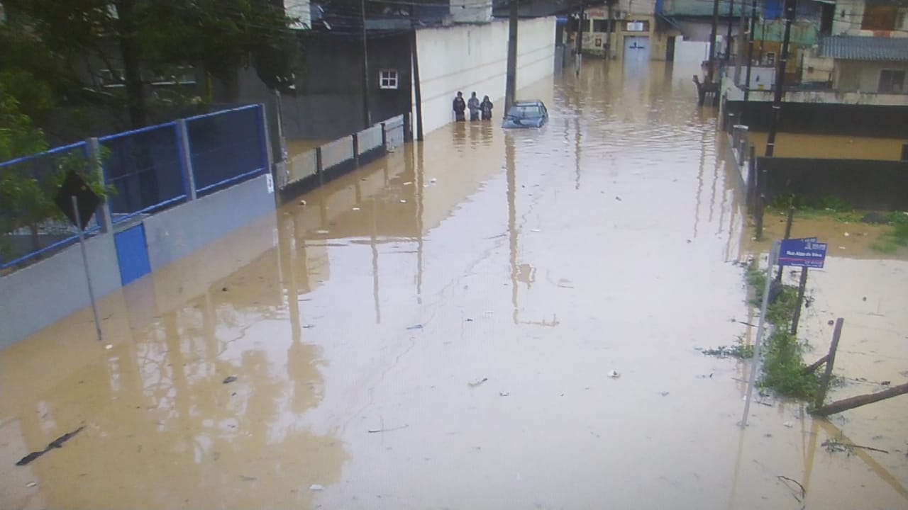 Carros tiveram que ser abandonados em São José Carros tiveram que ser abandonados em São José