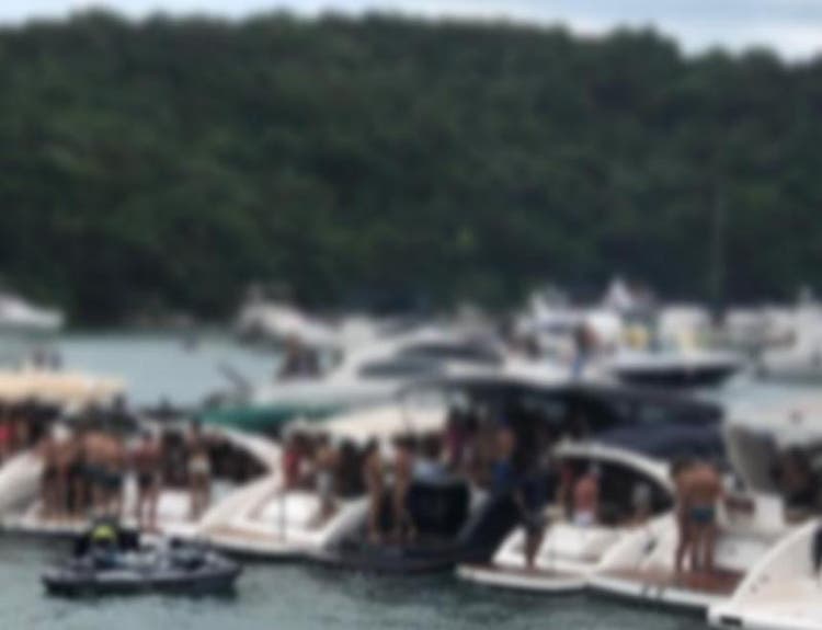 Pessoas participam de festas privadas em lanchas no Caixa d'Aço com música alta, drogas e sexo em público, diz polícia. Pessoas participam de festas privadas em lanchas no Caixa d'Aço com música alta, drogas e sexo em público, diz polícia.