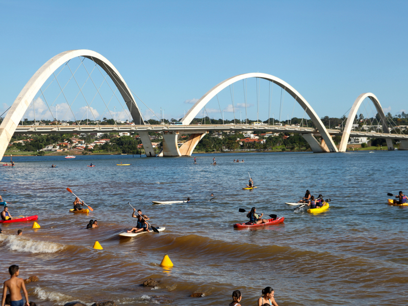 Lago Paranoá com pessoas em canoa