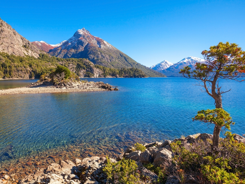 Lago Nahuel Huapí com montanhas de fundo