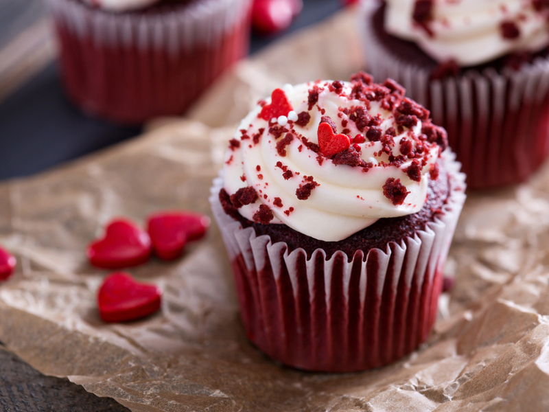 Cupcake vermelho decorado com corações