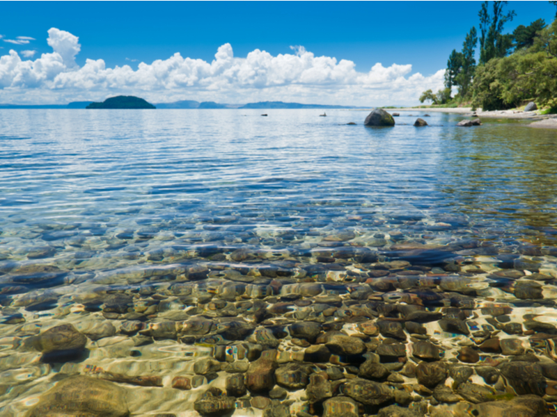 Lago Taupo com céu azul 