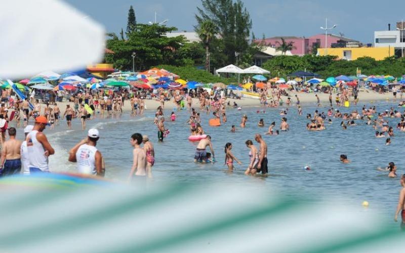 praia da enseada em sao francisco do sul